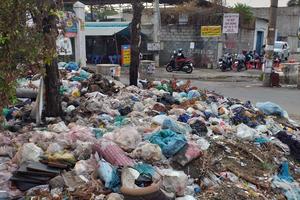 Bãi rác “khủng” tại đầu đường gây ô nhiễm