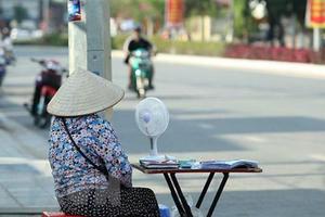 Khu vực Bắc Bộ và Trung Bộ ngày nắng nóng, đêm có mưa dông