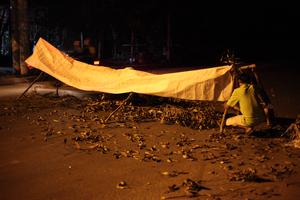 Người dân lập rào chặn xe tải vì mùi hôi thối 