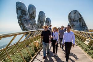 Ông chủ Tottenham cùng cháu gái hoa hậu tham quan Cầu Vàng