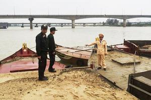 Cục CSGT mở cao điểm xử lý vi phạm kinh doanh, khai thác cát sỏi