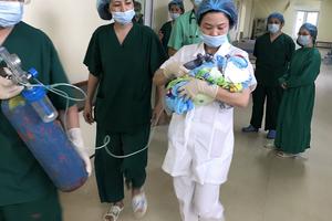 Nỗ lực giữ con đầy xúc động của sản phụ ung thư vú giai đoạn cuối