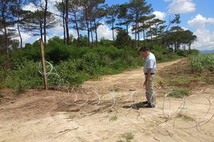 Lập hàng rào sắt để bảo vệ tài nguyên