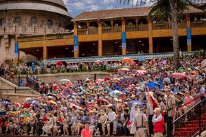 Khán giả phấn khích với thế giới siêu thực trong show “Vũ hội Ánh dương”