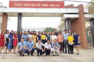 Đoàn coi thi THPT Học viện Báo chí tặng quà học sinh có hoàn cảnh khó khăn