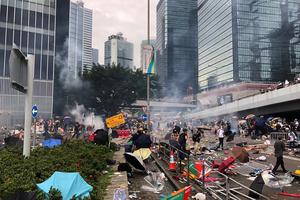 Trung tâm Hong Kong ngập trong người biểu tình và khói hơi cay