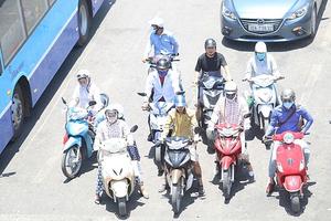 Hà Nội và các tỉnh miền Trung nắng nóng gay gắt, có nơi trên 41 độ C