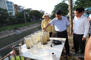 Chủ tịch Hà Nội kiểm tra nước sông Tô Lịch bằng công nghệ châu Âu