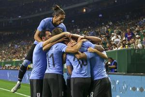 Uruguay thắng hủy diệt, Qatar gây ấn tượng