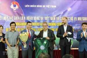 Wolfsburg và cựu danh thủ Littbarski ký kết hợp tác với VFF