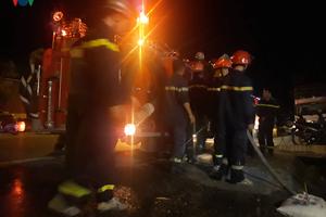 Ảnh: Lửa bao trùm dãy Hồng Lĩnh, bất ngờ đổi chiều tiến sát khu dân cư