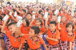 Tặng 44.709 ly sữa cho trẻ em tỉnh Hưng Yên