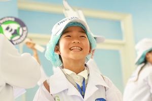 Tận mắt thấy những cô bò ở "resort" góp công vào ly sữa học đường