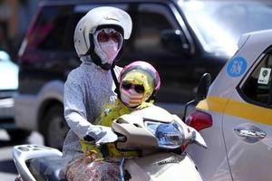 Nắng nóng gia tăng ở Bắc Bộ và Trung Bộ, có nơi trên 39 độ C