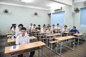 Có thí sinh mang 4 máy tính vào phòng thi tổ hợp Khoa học tự nhiên