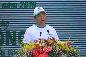 Thủ tướng đi bộ kêu gọi cộng đồng ‘chung tay’ chống rác thải nhựa