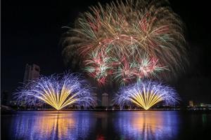 Đội pháo hoa Anh và Phần Lan vào chung kết DIFF 2019