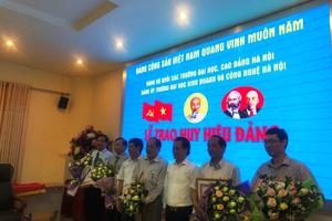 Lễ trao huy hiệu Đảng 50, 30 năm tuổi Đảng