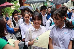 Tuyển sinh vào lớp 10 ở Hà Nội: Con lo 1, phu huynh lo 10