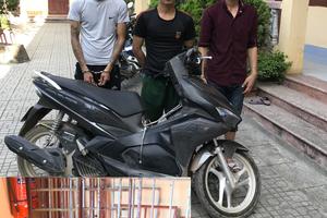 Trộm cửa sắt ở nghĩa trang bán lấy tiền chích hút ma túy