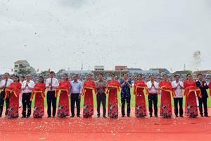 Phó Thủ tướng Vương Đình Huệ cắt băng khánh thành sân vận động 