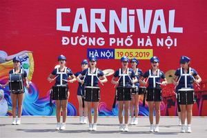 Carnival đường phố khuấy động phố đi bộ Hồ Gươm