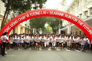 Hơn 1.700 người chạy gây quỹ học bổng cho trẻ em nghèo