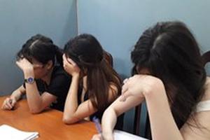 Hà Nội: Đột kích quán karaoke, phá tụ điểm 'bay lắc' của các dân chơi