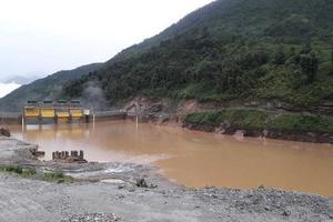 Thủy điện bất ngờ xả lũ, hàng chục nhà dân chìm trong nước
