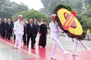 Lãnh đạo Đảng, Nhà nước đặt vòng hoa tưởng niệm các Anh hùng liệt sỹ