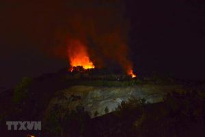 Đà Nẵng: Hàng trăm người khẩn trương dập đám cháy rừng trong đêm