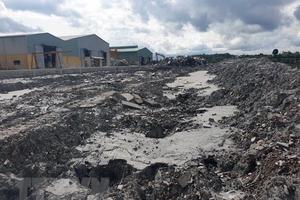 Vỡ đập, nước thải tràn xuống ao hồ khiến người dân bức xúc