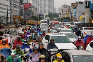 Hà Nội: Nhiều tuyến phố bị mưa ngập, phương tiện đi lại khó khăn