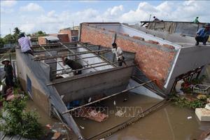 Sạt lở bờ sông "nuốt chửng" 5 nhà dân