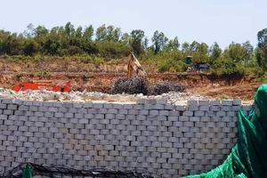 Bức tường “khủng” tại Đồi Xanh chính thức bị “khai tử”