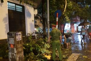 Hà Nội vừa mưa to gió lớn, nhiều tuyến phố ngập sâu   