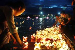 Thả hơn 15.000 hoa đăng tưởng nhớ anh hùng liệt sỹ trên sông Thạch Hãn