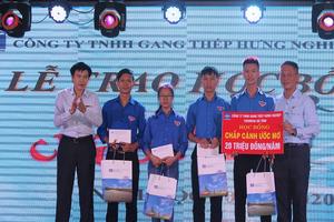 Hà Tĩnh: Trao 384 suất học bổng cho học sinh nghèo hiếu học