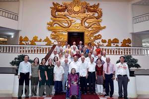 Thủ tướng Nguyễn Xuân Phúc gặp mặt các cán bộ từng phục vụ Bác Hồ