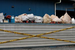 Malaysia truy tìm nguồn gốc để "khứ hồi" 198 container rác thải nhựa