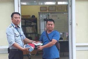 Nhân viên quản lý bãi biển 2 lần trả lại tài sản cho du khách 