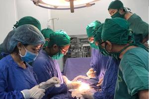 Lấy vòng tránh thai “lạc” vào bàng quang người phụ nữ