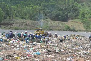 Giải pháp nào để xử lý ô nhiễm môi trường tại khu vực bãi rác Khánh Sơn?