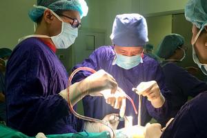 Lần đầu tiên thay khớp háng thành công cho cụ ông 92 tuổi