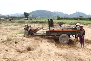 Khai thác cát “lậu” từ lòng sông tràn lên nương rẫy