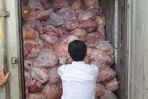 Thu giữ 40 tấn thịt bốc mùi tại cơ sở sản xuất giò chả
