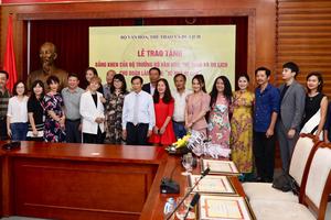 Trao Bằng khen cho Đoàn làm phim “Về nhà đi con”