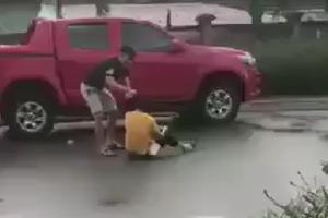 Người đàn ông hành hung dã man vợ cũ trên đường