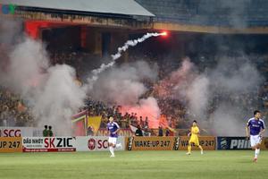 Hà Nội FC nói gì về án phạt treo sân sau sự cố pháo sáng ở Hàng Đẫy?