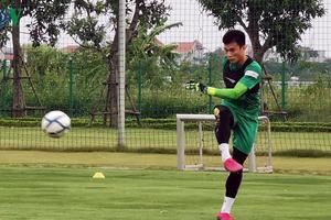 Thủ môn Bùi Tiến Dũng khổ luyện, quyết tâm lấy lại phong độ đỉnh cao